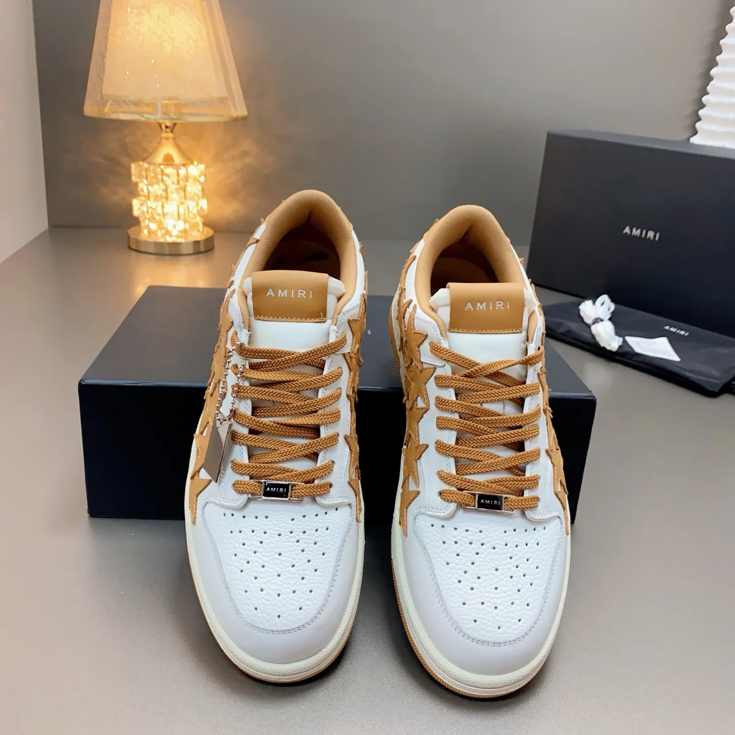 p620🐮🐮AMIRI 💧🌳Couple model💎 The latest The Pacific series Couple model Bone Star Casual sneakers Skateboard shoes ✔️ AMIRI's Pacific shoes are a sneaker that combines luxury and street style. Many celebrities and Internet celebrities have the same style. Its design and workmanship are very elegant. Made of high-grade cow leather, soft to the touch and highly durable 💘💍Fabric: Original customized imported first-layer cowhide 💘💍Inner lining: Original customized breathable mesh lining 💘💍Feet: Original injection molded one-piece, comfortable and wear-resistant without tiring the feet 💘💍Outsole: Original 1:1 molded three-color sole Original outsole 💘💍Sole thickness: 3CM 💘💍Size: Female 35-40 Male 39-46 💘💍price; top version 💦Special remarks Remark: (Female size 34 40. Men’s size 38 45 46 is customized and cannot be returned or exchanged) Please note when placing an order! Thank you🤝🤝